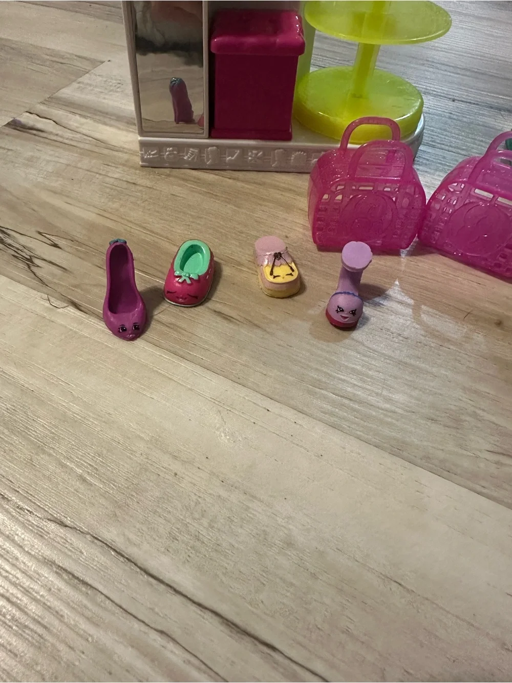 Shopkins Shoe B Doo Shoe Dazzle Playset + 4 Shoes & 2 Shopping Bags